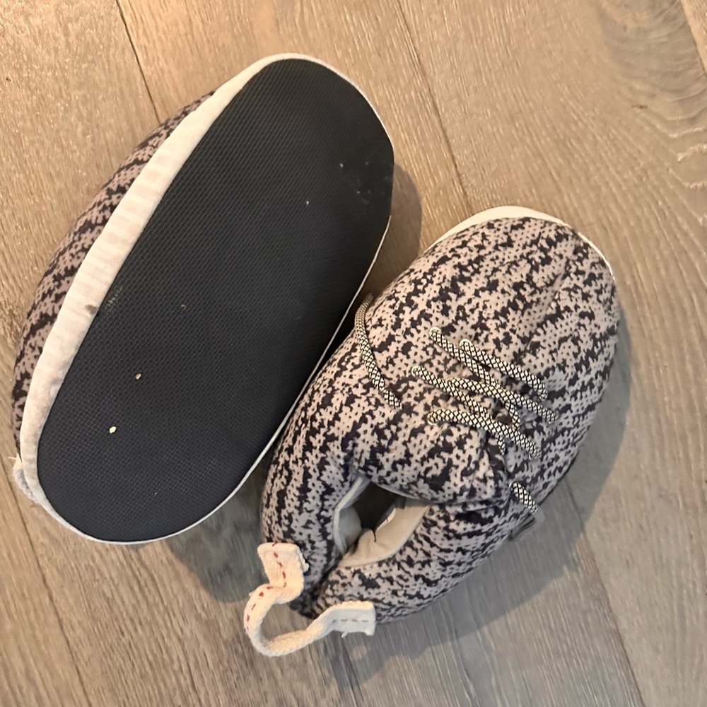 yeezy plush slippers - Picture 2 of 3